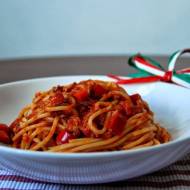 Spaghetti z tuńczykiem i papryką w sosie pomidorowym