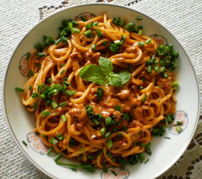 Spaghetti z sosem mięsnym na śmietance