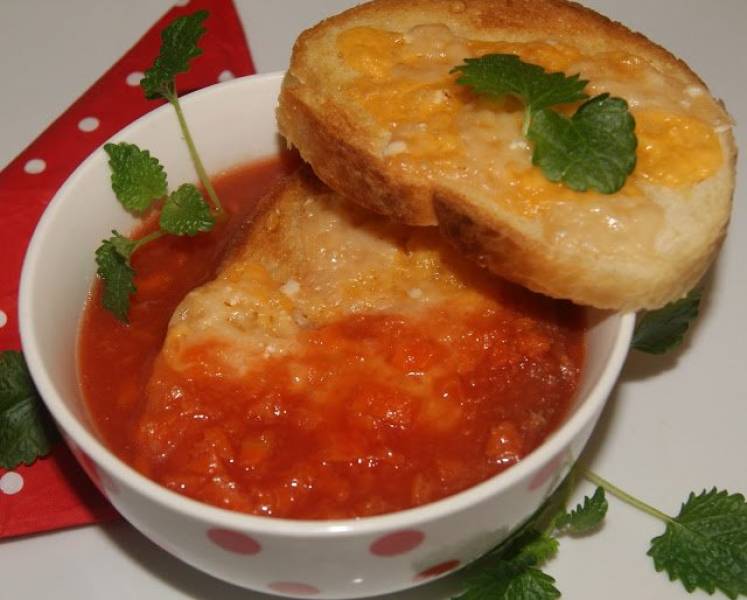 Pomidorowo-marchewkowa z grzankami serowymi