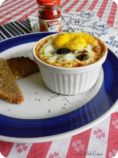 Pieczona ciecierzyca z pomidorowym sosem i jajkiem, czyli zestaw śniadaniowy