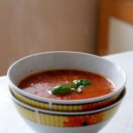 Toskańska zupa pomidorowa pachnąca bazylią