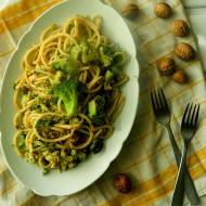 Spaghetti z brokułami i orzechami