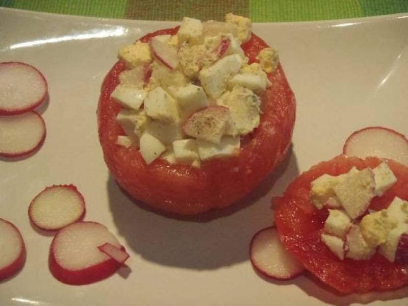 Pomidory z sałatką jajeczno - serową