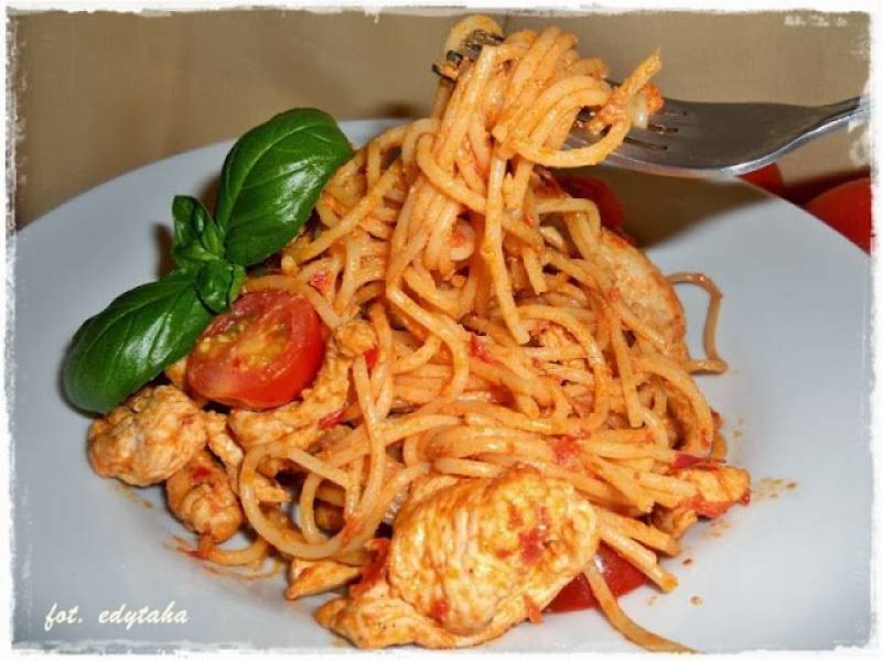 Spaghetti alla mediterraneo z kurczakiem w pomidorach