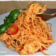 Spaghetti alla mediterraneo z kurczakiem w pomidorach