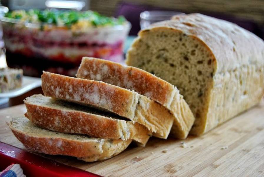 Chleb pszenny z oliwkami i estragonem