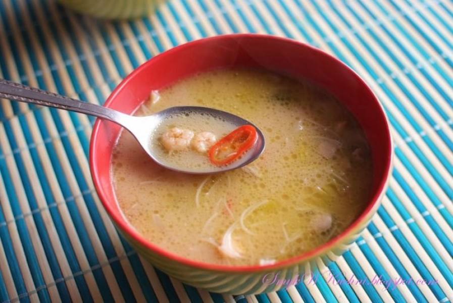 Tajska zupa kokosowa z krewetkami
