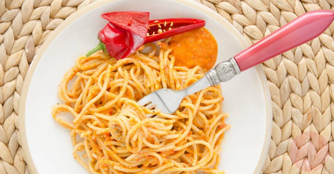 Spaghetti z paprykowym pesto