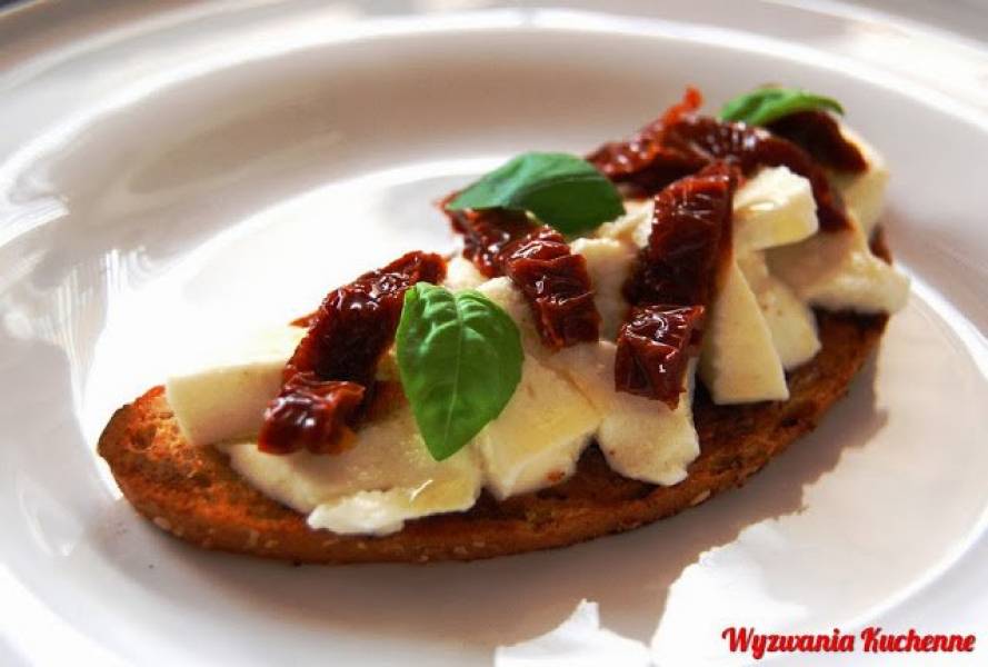 Crostini z mozarellą i suszonymi pomidorami