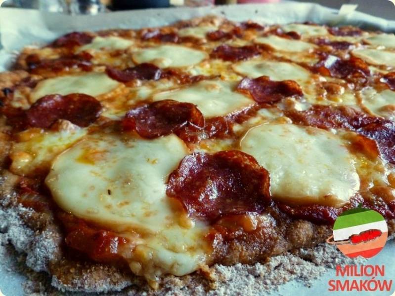 Pizza razowa Podhale z oscypkiem i salami