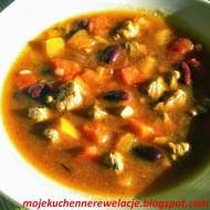 Pikantna zupa gulaszowa z czerwoną fasolą