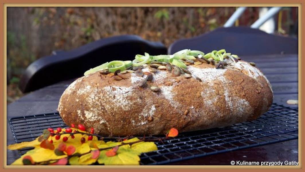 Chleb na zakwasie z karmelizowanym porem i pestkami, czyli październikowa piekarnia