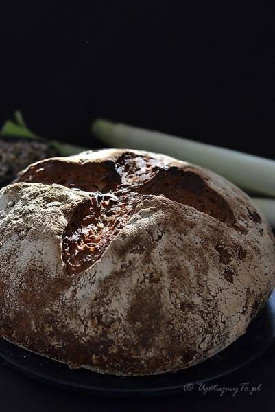Chleb z porem karmelizowanym i pestkami