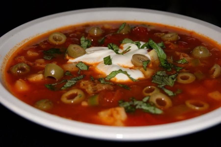 Zupa z pomidorami i oliwkami