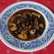 Zupa wigilijna z grzybów i śliwek suszonych
