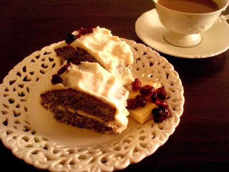 Ciasto makowe z żurawiną i kremem z białej czekolady