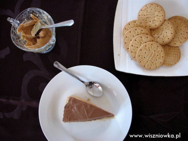 Kremowy deser czekoladowy z masłem orzechowym i ciasteczkami