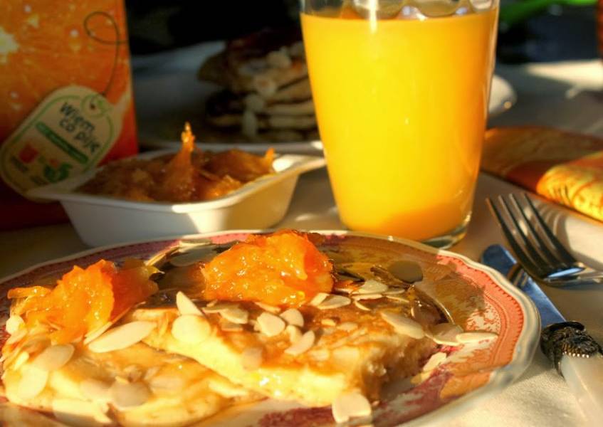 Pancakes z miodem, migdałami i konfiturą z pomarańczy