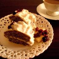 Ciasto makowe z żurawiną i kremem z białej czekolady