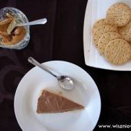 Kremowy deser czekoladowy z masłem orzechowym i ciasteczkami