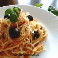 Spaghetti z sosem pomidorowym i czarnymi oliwkami