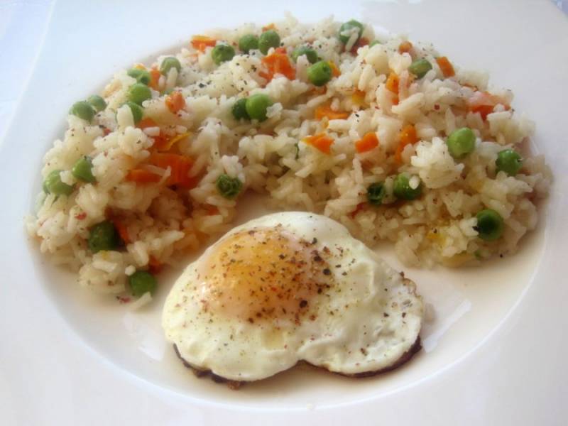 Jajko sadzone z ryżem, marchewką i groszkiem