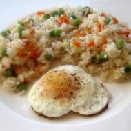 Jajko sadzone z ryżem, marchewką i groszkiem