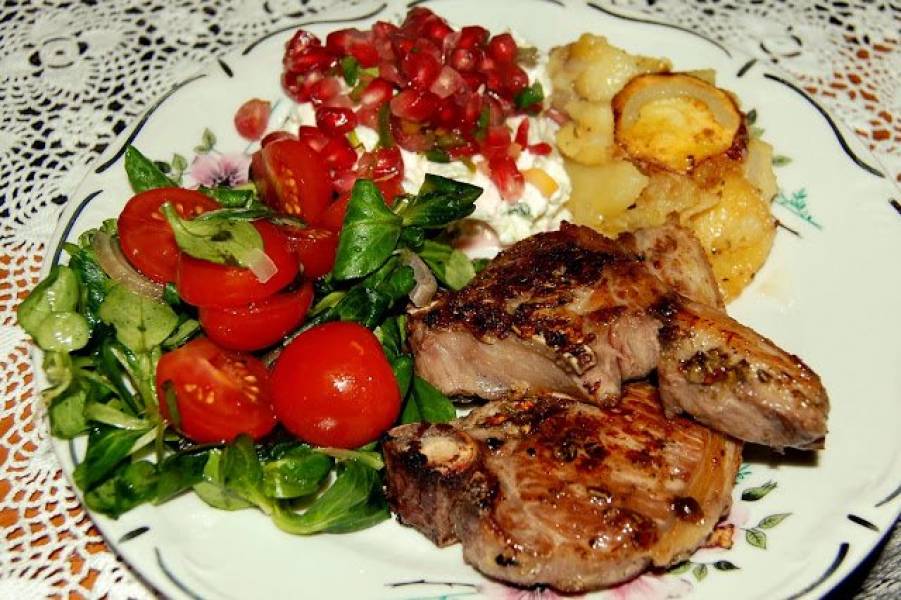 Pyszna Grecja, czyli kotlety jagnięce z pieczonymi ziemniakami, tzatzikami z granatową salsą i słoneczną sałatką