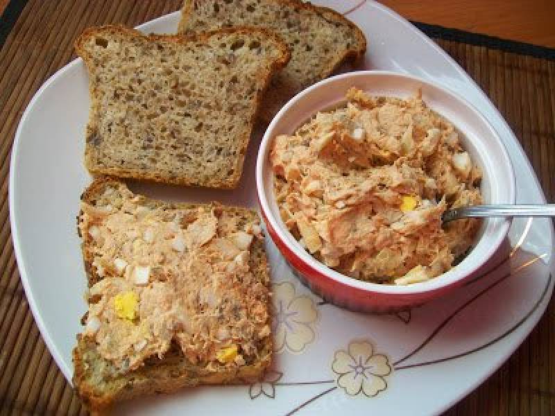 Pasta z wędzonej makreli z jajkiem i cebulką