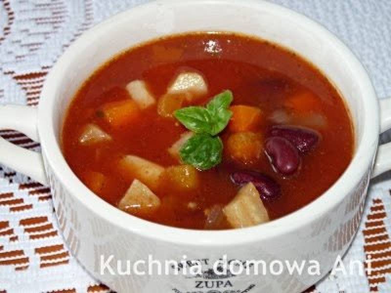 Zupa warzywna z czerwoną fasolą