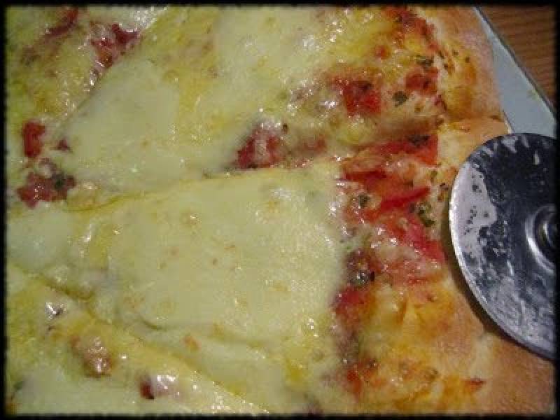 Pizza serowa z goudą i mozzarellą