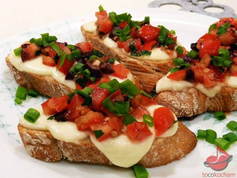 Bruschetta z mozzarellą i salsą pomidorową