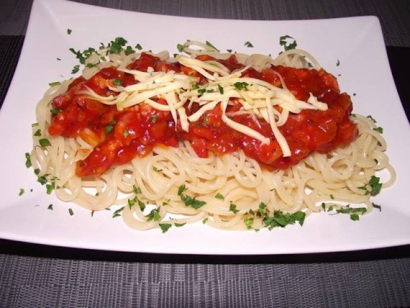 Makaron spaghetti z boczkiem w sosie pomidorowym