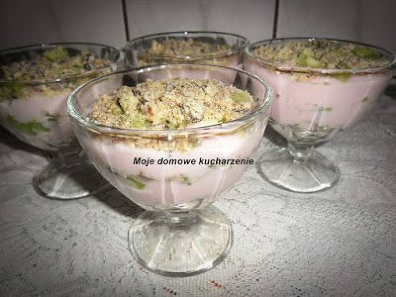 Deser jogurtowy z kiwi i orzechową kruszonką