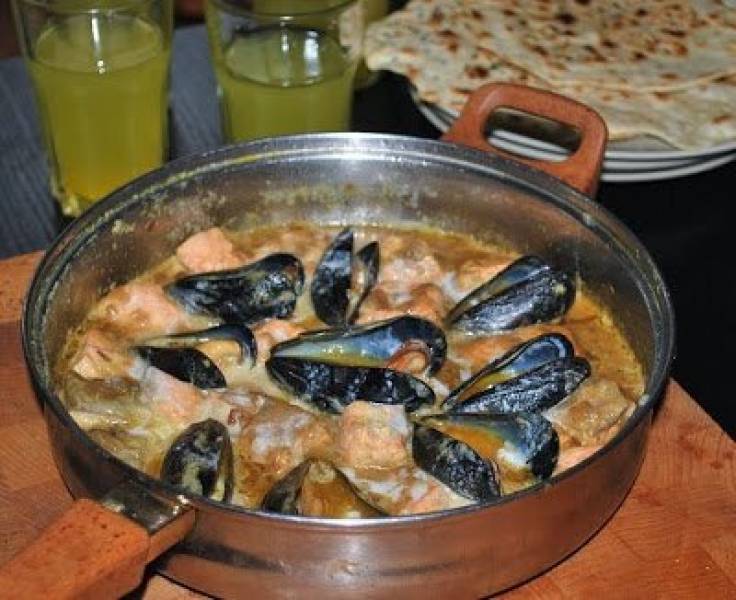 Rybne curry z małżami podane z chlebkiem naan / Fish curry with mussels served with naan breads