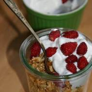 Śniadanie: domowa granola z jogurtem i poziomkami