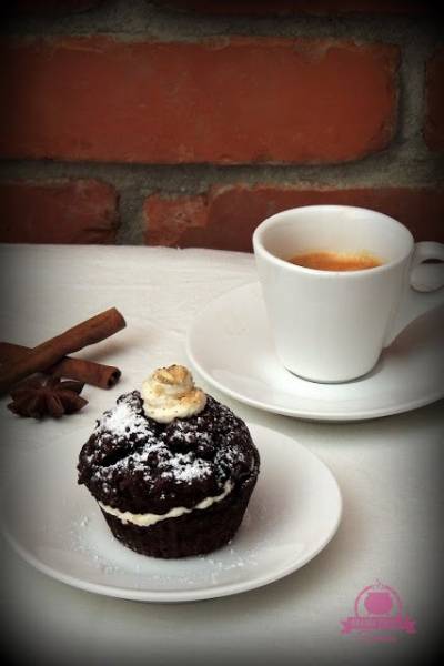 Muffinki czekoladowe z orzechami i kremem korzennym