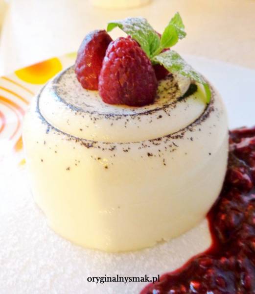 Panna cotta z sosem malinowym