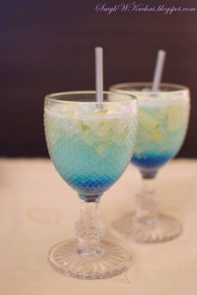 DRINK Z BLUE CURACAO I MLECZKIEM KOKOSOWYM