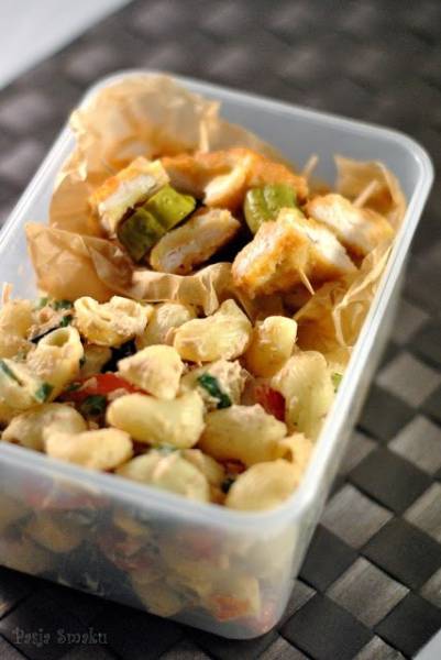 Lunchbox: Sałatka makaronowa z tuńczykiem i oliwkami + koreczki