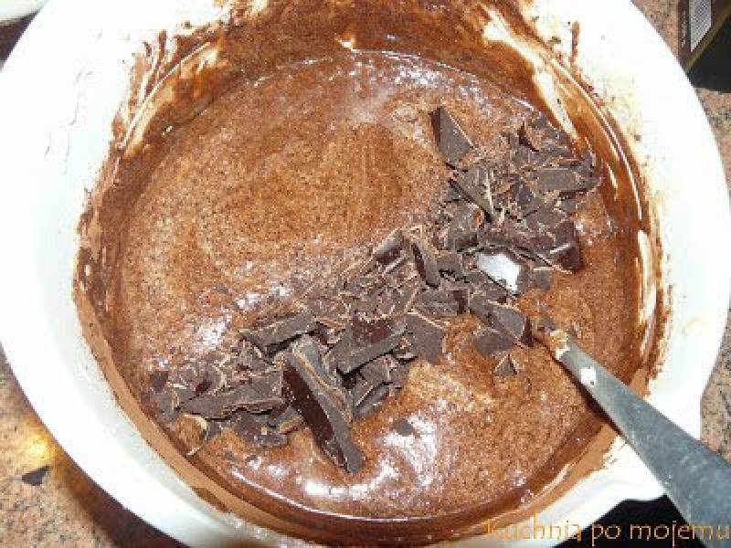 Ciasto czekoladowe z kawałkami czekolady i wiśniową nutą na święta, weekend i osłodę każdej imprezy