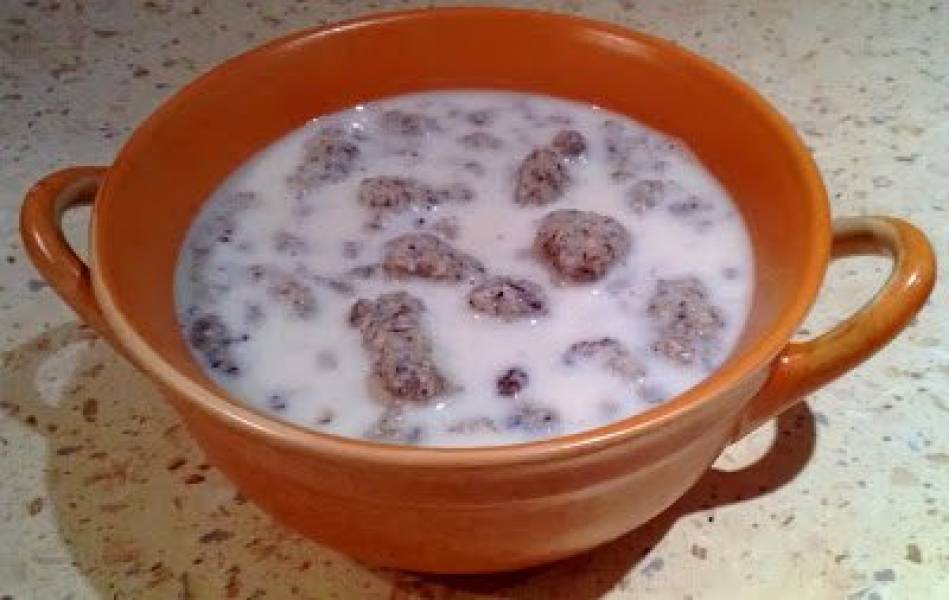 Nietypowa zupa mleczna (makowe kluski na mleku)