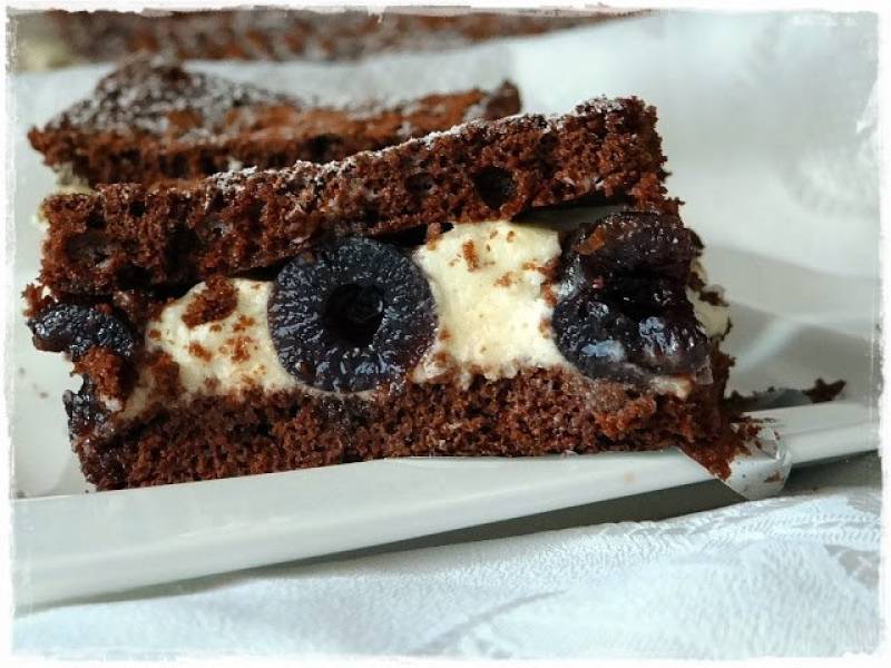 Ciasto czekoladowe z kremem śmietanowym z wiśniami