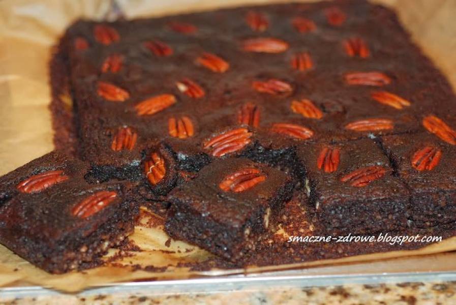 BROWNIE Z KASZĄ JAGLANĄ I ORZECHAMI PECAN