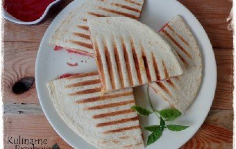 Quesadilla (tortilla) z salami i serem