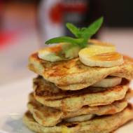 Zdrowe pancakes z syropem klonowym i bananem