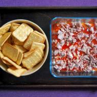 Imprezowa przekąska z tuńczykiem, twarogiem i sosem chili