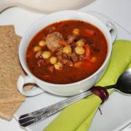 Rozgrzewająca zupa gulaszowa z ciecierzycą - w sam raz na chłodne dni