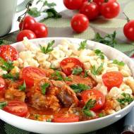 Gulasz z żołądków drobiowych, z pomidorami i papryką