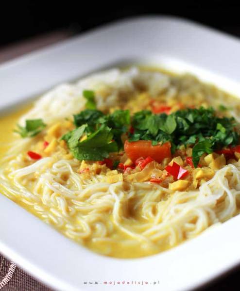 Curry laksa – rozgrzewająca zupa z makaron ryżowym z chilli, imbirem i trawą cytrynową